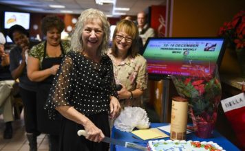 How to Dress Up for a Retirement Party retirement party