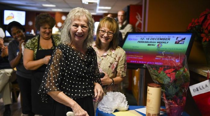 How to Dress Up for a Retirement Party retirement party